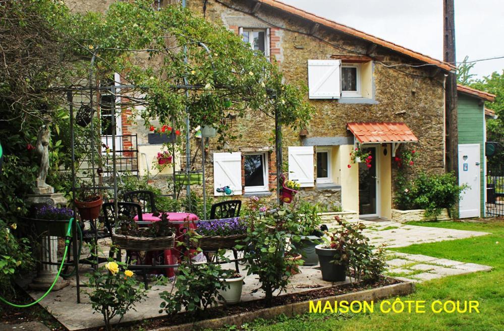 Chez Martine Et Bernard Bed & Breakfast Saint-Vincent-Sterlanges Dış mekan fotoğraf